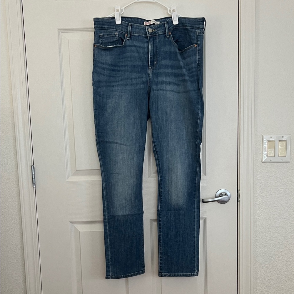 Straight Leg Women's Jeans in Medium Blue - Unbranded